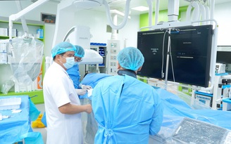 Cấp cứu người cha bị nhồi máu cơ tim khi đưa con đi chữa bệnh