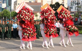 Dâng hoa tưởng niệm Chủ tịch Hồ Chí Minh trước hội thảo về hai lời kêu gọi lịch sử