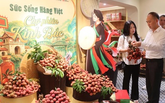 Vải thiều 'đổ bộ' phố hàng hiệu nổi tiếng nhất Hà Nội