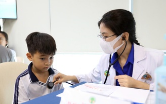 Trẻ mồ côi do Covid-19 ấm lòng, vui tươi trong ngày hội sức khỏe