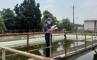 Người phụ nữ thầm lặng giữ màu xanh cho nhà máy cao su