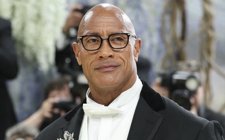The Rock 'đáp trả' khi bị chế giễu bán dầu gội dù không có tóc