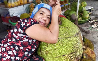 Quả mít khổng lồ nặng 53 kg: Bổ ra, ai trong chợ cũng bất ngờ