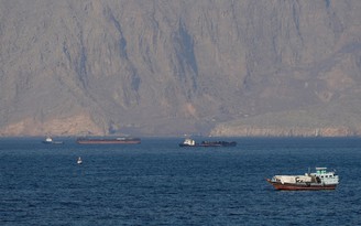 Iran đóng cửa eo biển Hormuz, bắn cảnh cáo tàu đi sai luồng