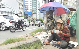 Cụ ông 86 tuổi đạp xe bán vé số, chỉ mong còn sức lo cho vợ bệnh