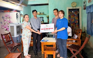Nữ sinh gánh viện phí cho ba mẹ nhận học bổng sau bài trên Báo Thanh Niên