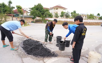 Anh Hòa lấp ổ gà