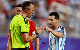 Messi chỉ mặt, nói gì với trọng tài Bồ Đào Nha trận Argentina thắng Thụy Sĩ?