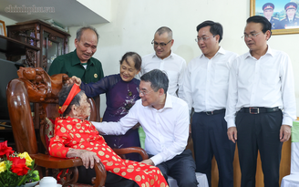 Thủ tướng làm việc tại Phú Thọ, thăm Mẹ Việt Nam anh hùng