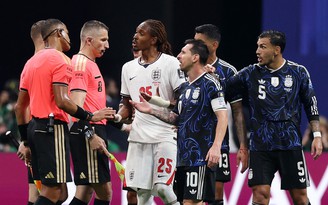 Hình ảnh không được phát trên tivi: Dàn dự bị Anh và Argentina xô xát, Messi là ‘điểm nóng’