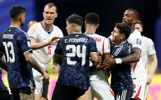Cay đắng vì Anh thua ngược, Bellingham vỗ thẳng vào đầu cầu thủ Argentina sau trận đấu