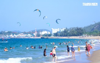 Du khách đổ về bãi biển Nha Trang trước thềm Festival Biển 2026
