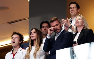 David Beckham kìm nén nước mắt khi Anh bị Argentina quật ngã, vợ Victoria và con trai an ủi