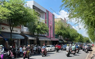 Tiệm vàng ở Mỹ Tho tạm ngưng hoạt động, nhiều khách hàng kéo đến tìm hiểu