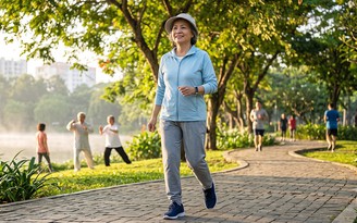 Người trên 60 tuổi nên đi bộ như thế nào để tránh chấn thương?