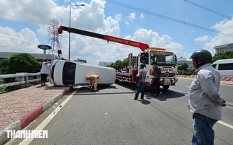Lật ô tô trên cầu An Lạc, TP.HCM: Tài xế bất ngờ nhảy xuống kênh