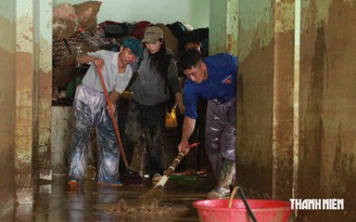 Thanh niên dốc sức giúp dân Mường Than khắc phục hậu quả lũ quét