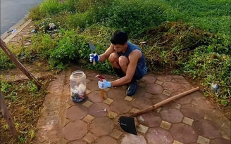 Chàng trai ngày nào cũng mang cuốc, xẻng ra đường làm điều không ai ngờ đến