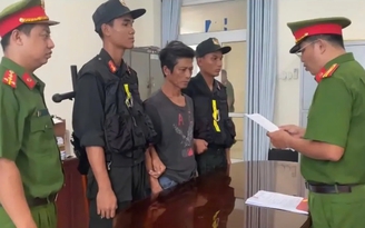 Khởi tố 2 bị can gây rối, chống người thi hành công vụ tại mỏ cát ở Vĩnh Long