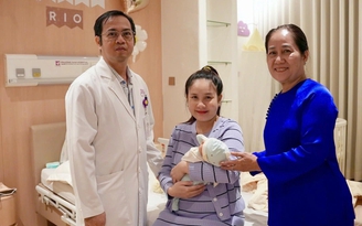 TP.HCM: Kỳ tích sinh mổ lần 5, người mẹ ôm con trong nước mắt hạnh phúc