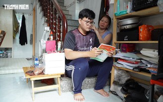 Nghẹn lòng cậu học trò ở trọ dưới cầu thang cùng người mẹ bệnh tật