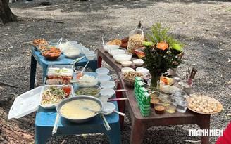 Những mâm cơm tri ân giữa Công viên Lê Thị Riêng
