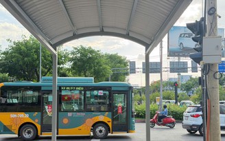 TP.HCM miễn phí vé xe buýt, giờ còn làm mái che kéo tới tận nhà ga metro