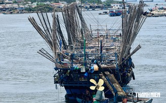 Tàu cá Quảng Ngãi rơi bánh lái khi tránh giông lốc ở Trường Sa