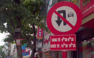 Có biển cấm quay đầu, lái xe rẽ trái được không?