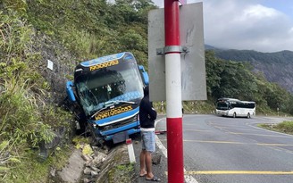 Xe khách tông vào vách núi đèo Khánh Lê, 5 hành khách bị thương