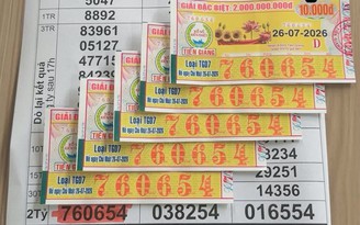 Nhờ người bán dạo rút hộ 5 tờ, trúng độc đắc 10 tỉ xổ số miền Nam