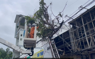 Cháy lớn thiêu rụi quán trà sữa, 2 nhà liền kề bị ảnh hưởng