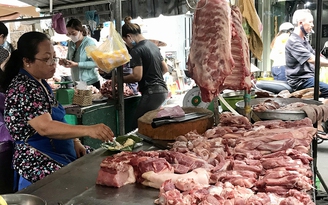 Xăng dầu giảm sâu, giá hàng hóa vẫn neo cao