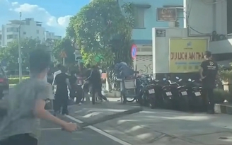 Xôn xao clip nhóm thanh thiếu niên đánh nhau loạn xạ trên đường