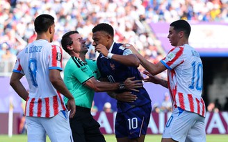 Báo Pháp ‘ghét’ trọng tài Uzbekistan đỉnh điểm, thủ môn Paraguay thuật lại chuyện bị Mbappe từ chối bắt tay