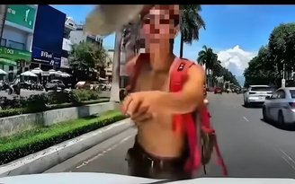 Xác minh thanh niên trượt ván giữa làn ô tô, lớn tiếng thách thức tài xế