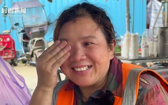 Mẹ học hết lớp 1, hằng ngày làm công trường nuôi con ăn học thành ‘thủ khoa’