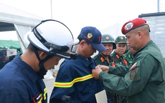 Venezuela tặng huy chương 'Anh hùng Venezuela' cho đoàn cứu hộ Việt Nam