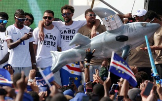 Những người hùng Cabo Verde được chào đón vô cùng nồng hậu tại quê nhà, thủ môn Vozinha ‘đắt show’