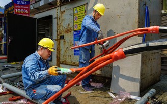 Ảnh dự thi: Thi công lắp ráp điện trung thế