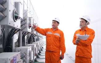 Ba tôi, người thợ điện với chiếc áo màu cam sờn vai