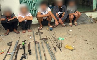 Ngăn chặn nhóm thanh thiếu niên chuẩn bị đánh nhau bằng dao búa, súng tự chế