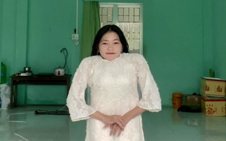 Cô giáo cao 1,23 m và những chuyến đò đến lớp