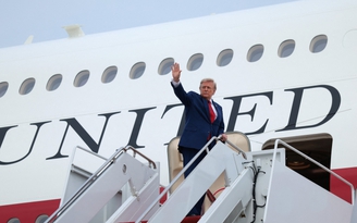 Tranh cãi màn dàn dựng chuyên cơ làm ‘mồi nhử’ để bảo vệ ông Trump