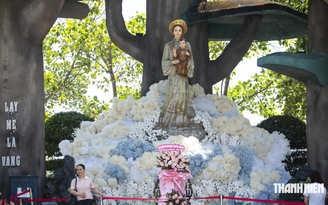 Đại hội La Vang lần thứ 32: Hàng ngàn bông hoa tạo 'ngàn mây' dưới chân tượng Đức Mẹ
