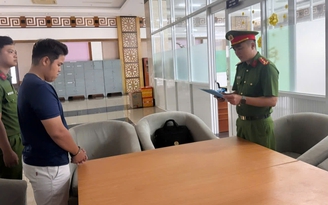 Khởi tố bị can cướp giật xe máy bằng chiêu 'làm rơi ví'