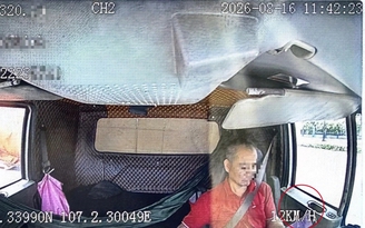 Dùng điện thoại khi lái xe, hơn 1 giờ sau tài xế vẫn bị CSGT phát hiện