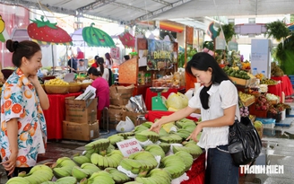 Độc lạ chuối ‘bàn tay cầu nguyện’ khiến khách tò mò tại lễ hội trái cây