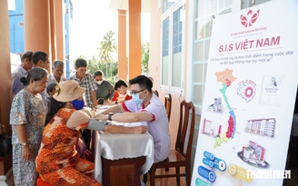 Về tận xã, bác sĩ hướng dẫn người dân nhận biết dấu hiệu đột quỵ