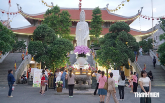 Đi chùa mùa Vu lan ở TP.HCM: Những ngày nào có lễ bông hồng cài áo, dâng y?
